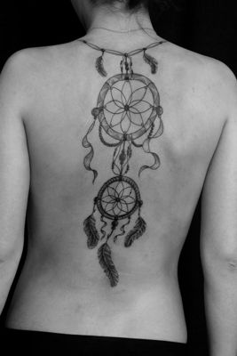  Tatouage attrape rêve retenu par une chaine sur le dos